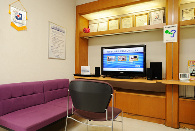 交通騒音などを店内に再現し、<br>同じ環境下で異なる補聴器を比較できる<br>リオン㈱純正の補聴器選び支援システム導入<br>