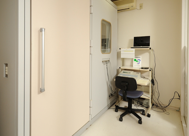 聴力測定のための聴力測定室とオージオメータ