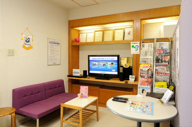 長岡駅前店　待合室と環境音疑似体験装置